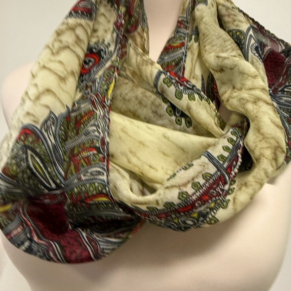 Chic Paisley Print Scarf in Cream and Multicolor - Picture 6 of 9